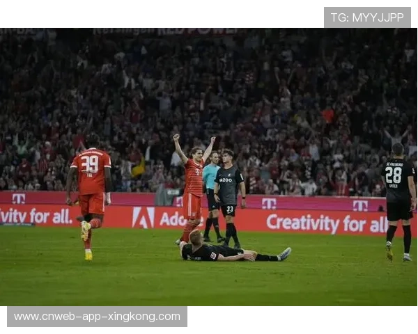 莱万高速插上破坏两名后卫站位，拜仁形成连续射尝试